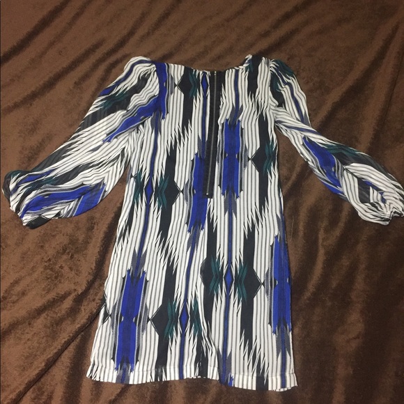 Cute sheer sleeve dress - Picture 2 of 4